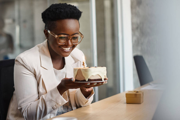 Happy African American businesswoman with her Birthday cake in the office. - Fotoğraf, Görsel