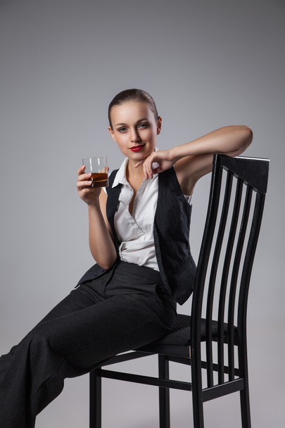 Mafiosi woman with brandy. Fashion photo - Foto, afbeelding