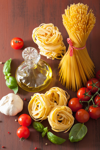 生パスタ オリーブ オイル トマト。素朴なキッチンで料理 - 写真・画像