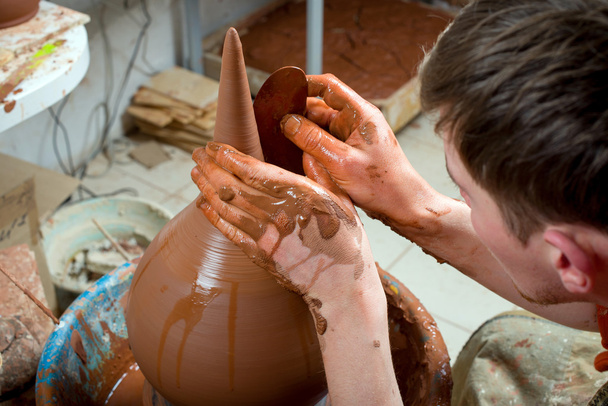 Potter, creando un tarro de tierra
 - Foto, Imagen