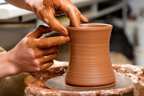 гончар, створюючи глиняну банку
 - Фото, зображення