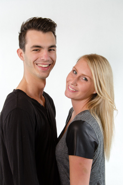 Mladý pár se usmívá do kamery - Fotografie, Obrázek