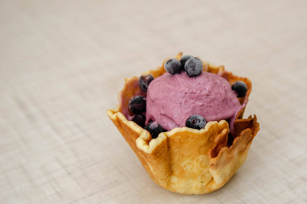 Fruit ice-cream with belgium waffles and berries - Foto, Imagen