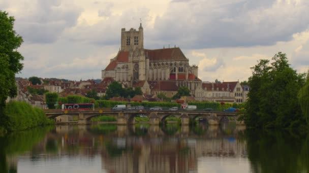 Tijd verstrijkt. Prachtige wolken op de achtergrond van de oude stad. Uitzicht op het stadslandschap van Auxerre met de kathedraal van Saint-Etienne aan de rivier de Yonne, Bourgondië, Frankrijk. Hoge kwaliteit 4k beeldmateriaal - Video