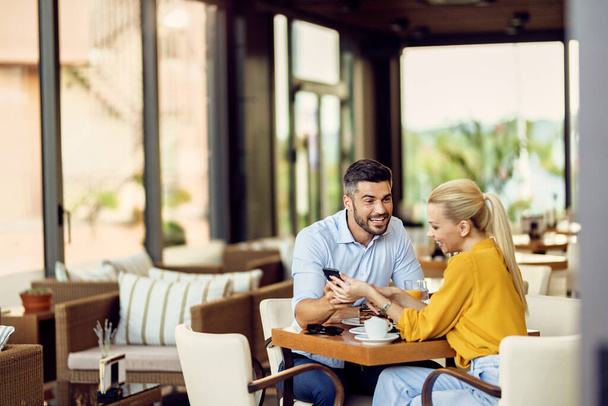 Щаслива пара має пустелю і розмовляє під час їжі десерт в кафе
.   - Фото, зображення
