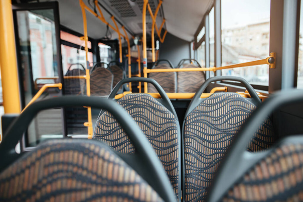 Інтер'єр міського автобуса без людей під час глобальної коронавірусної епідемії
. - Фото, зображення