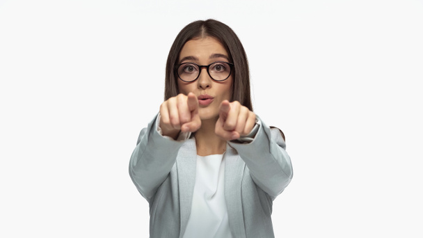 donna d'affari in blazer grigio e occhiali puntati con le dita isolate su bianco - Foto, immagini