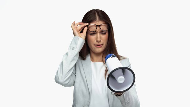 молода бізнес-леді в сірому блістері регулюючи окуляри і дивлячись на гучномовець ізольовані на білому
 - Фото, зображення