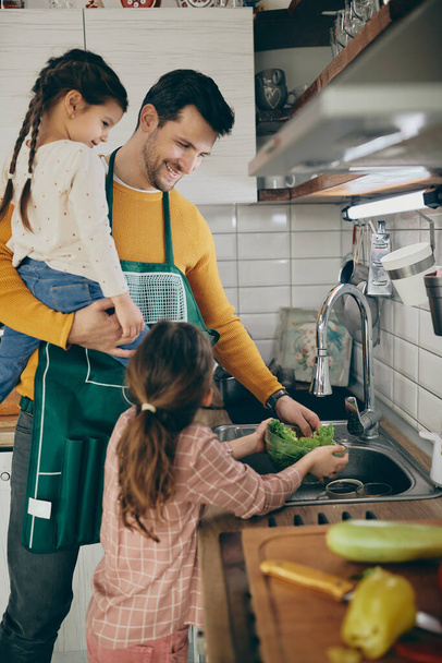 Boldog család a konyhában - Fotó, kép