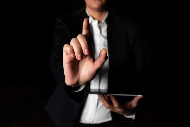 Empresaria sosteniendo la tableta y señalando con un dedo noticias importantes - Foto, imagen
