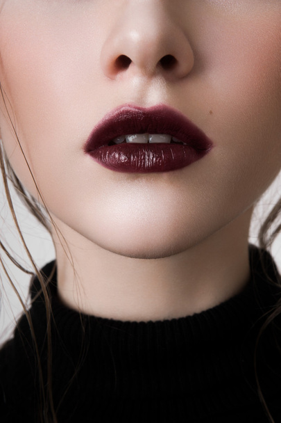 Kırmızı dudaklar ve soluk yüz - Fotoğraf, Görsel