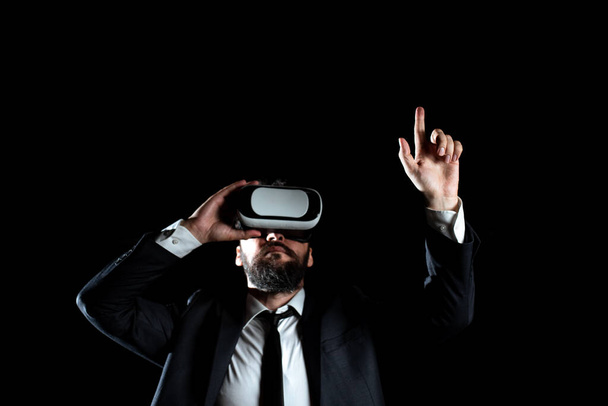 Uomo che indossa il simulatore di realtà virtuale alzare la mano durante l'allenamento. - Foto, immagini
