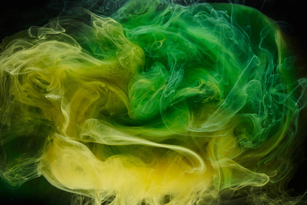 Sıvı akışkan sanat özgeçmişi. Yeşil, sarı dans eden akrilik boyalar suyun altında, uzay dumanı okyanusu, renk patlaması - Fotoğraf, Görsel