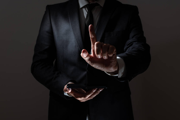 Mann hält Tablet in der Hand und zeigt mit einem Finger auf wichtige Botschaft. - Foto, Bild