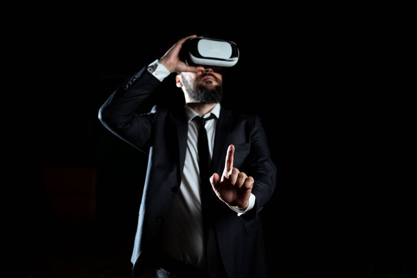 Uomo d'affari che indossa tuta gesticolando e indossando simulatore di realtà virtuale. - Foto, immagini
