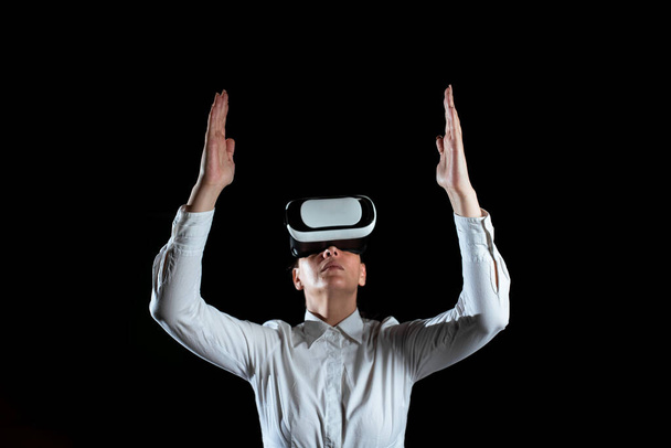 Nő visel virtuális valóság szimulátor és gesztikuláció edzés közben. - Fotó, kép