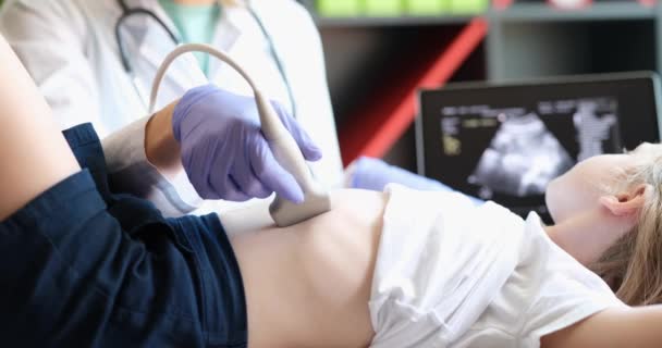 Doutor com uma sonda no estômago das crianças close-up. Ultrassom dos órgãos abdominais, pediatria - Filmagem, Vídeo