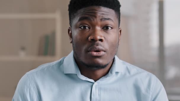 close-up portret boos Afro-Amerikaanse teleurgesteld zakenman leider ondernemer man onaangenaam geschokt kijken naar verschrikkelijk ding ontevreden mimic gezicht emotie voelt afkeer wanhopig - Video