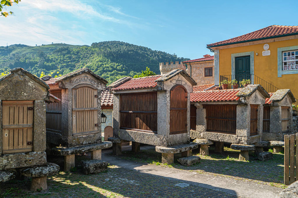 Старый традиционный амбар в Систело, Аркос-де-Вальдевес, Виана-ду-Каштелу, Португалия, Европа - Фото, изображение