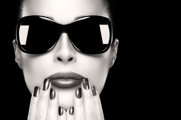 Siyah moda güneş gözlüğü güzellik modeli kadının yüzüne - Fotoğraf, Görsel
