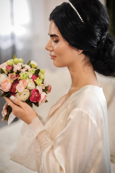krásná nevěsta s kyticí květin - Fotografie, Obrázek