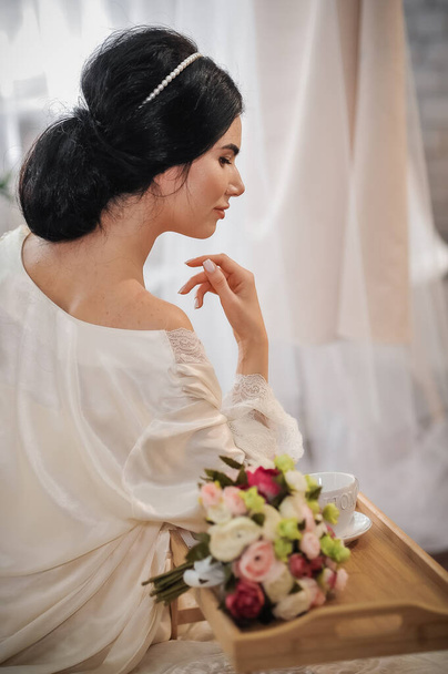 schöne Braut im weißen Kleid mit Brautstrauß - Foto, Bild