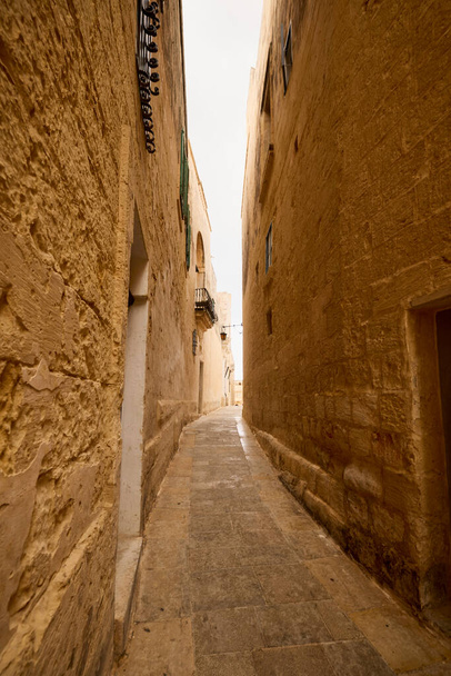 Mdina 09 Temmuz 2022 Malta devletinin eski başkenti Mdina 'dan görüntüler. Mdina ya da Medine 'de ve Malta L-Imdina' da Fenike Melitta 'sında antik bir şehirdir.. - Fotoğraf, Görsel