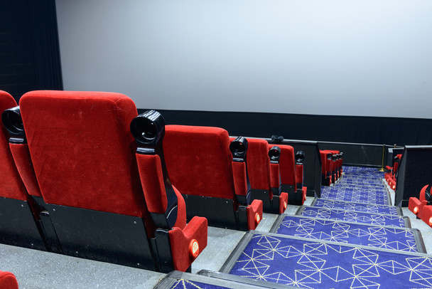 Leeres Kino mit roten Stühlen - Foto, Bild