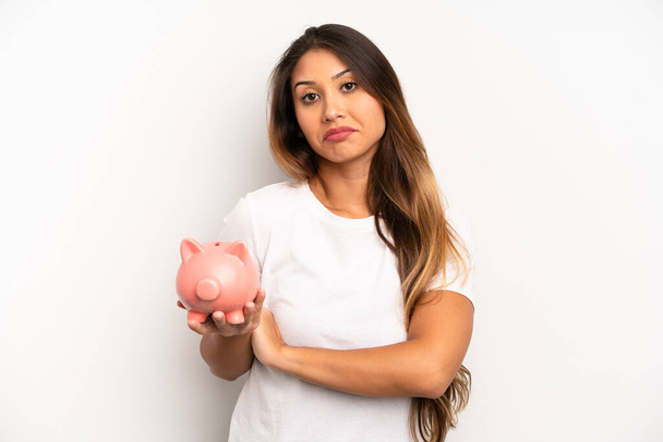 asian young woman shrugging, feeling confused and uncertain. savings concept - Foto, afbeelding