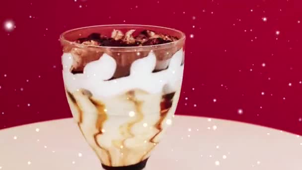 Postre de helado con crema de vainilla y efecto de nieve y chocolate para Navidad, concepto de comida congelada dulce - Metraje, vídeo