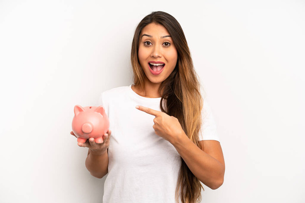 asian young woman looking excited and surprised pointing to the side. savings concept - Foto, imagen