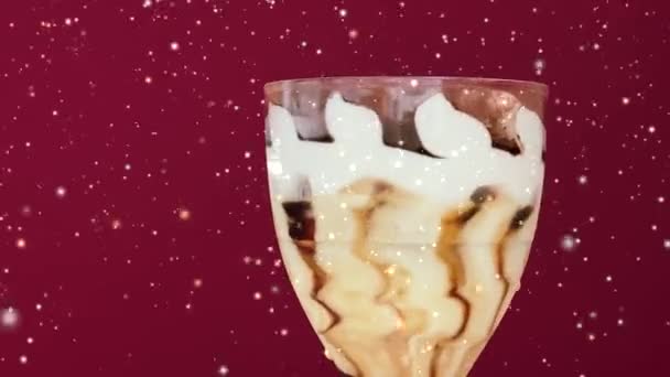 Postre de helado con crema de vainilla y chocolate y partículas de brillo dorado, concepto de alimentos congelados dulces - Metraje, vídeo