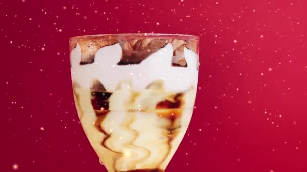 Dessert de crème glacée à la crème vanille et chocolat et particules de paillettes dorées, concept d'aliments surgelés sucrés - Séquence, vidéo