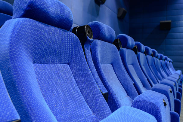 prázdné kino s červenými sedadly - Fotografie, Obrázek
