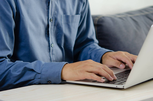 Podnikatel ručně píše klávesnici na notebooku. Zblízka podnikatel komunikuje internet a sociální média na svém stole. - Fotografie, Obrázek