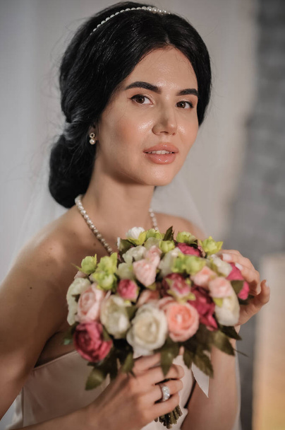 beautiful bride with a bouquet of roses - Valokuva, kuva