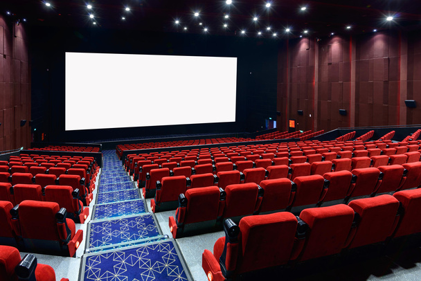 Пустой кинотеатр с красными сиденьями
 - Фото, изображение
