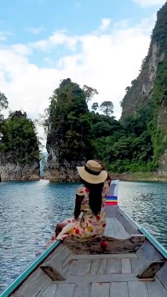 Khao Sok Thailand, woman in longtail boat at the Khao Sok national park Thailand with limestone cliffs at Cheow Lan lake - Metraje, vídeo