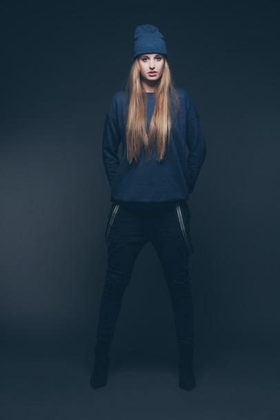 Жінка джинси зимова мода в блакитній шапці. Довге світле волосся. S-подібні
 - Фото, зображення