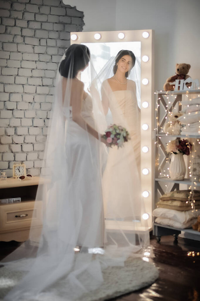 美しい花嫁と新郎のウェディングドレスをスタジオでポーズ - 写真・画像