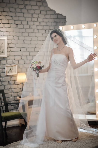beautiful bride in a wedding dress - Φωτογραφία, εικόνα