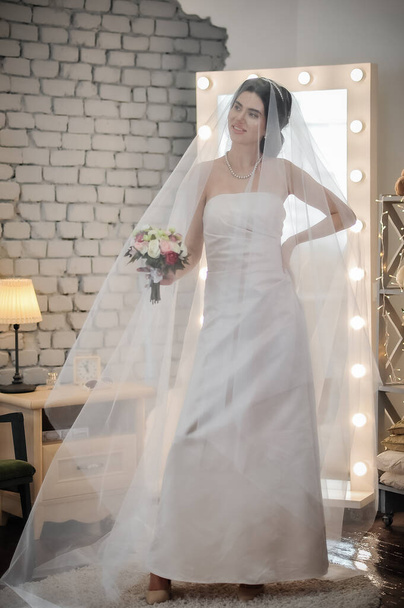 schöne Braut im weißen Brautkleid mit Schleier - Foto, Bild