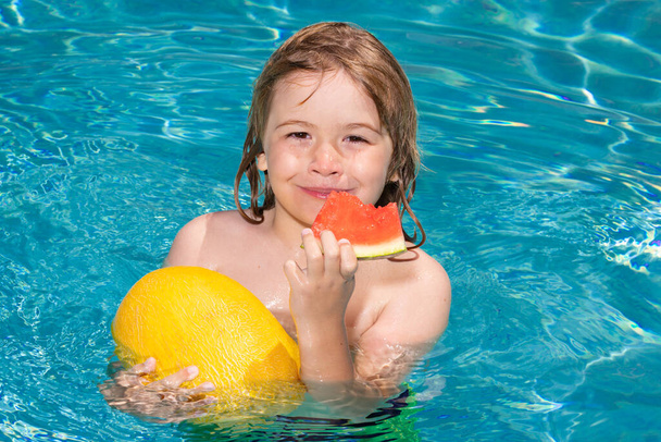 Summer fruits. Kid in swimming pool . - Valokuva, kuva