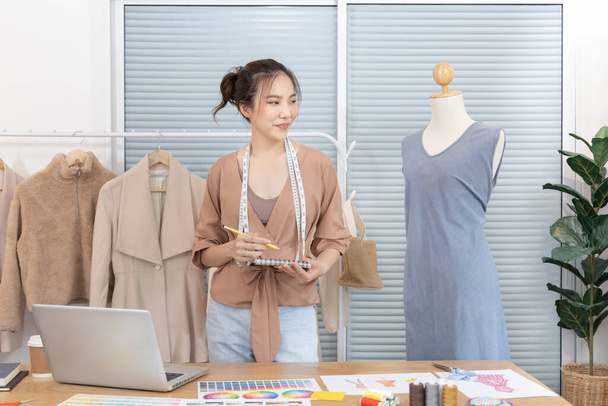 Profesyonel kadın tasarımcılar müşterilerinin ihtiyaçlarına uygun kıyafetler çiziyorlar. Moda tasarımcısı, yaratıcılık ve fikirler, manken, tişört çizimi, renk düzeni, giysi aksesuarları.. - Fotoğraf, Görsel