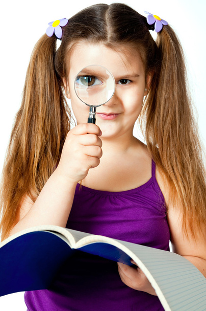 Little girl with a magnifying glass - Φωτογραφία, εικόνα