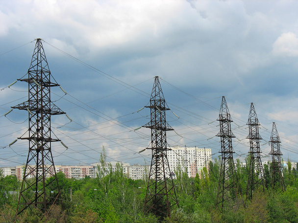 Лінії передачі електроенергії та хмарне небо
 - Фото, зображення