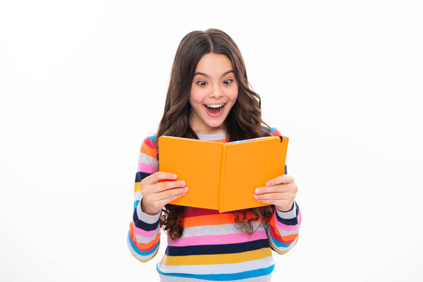 Schulkind mit Buch. Lernen und Bildung. Aufgeregtes Gesicht, fröhliche Gefühle der Schülerin - Foto, Bild