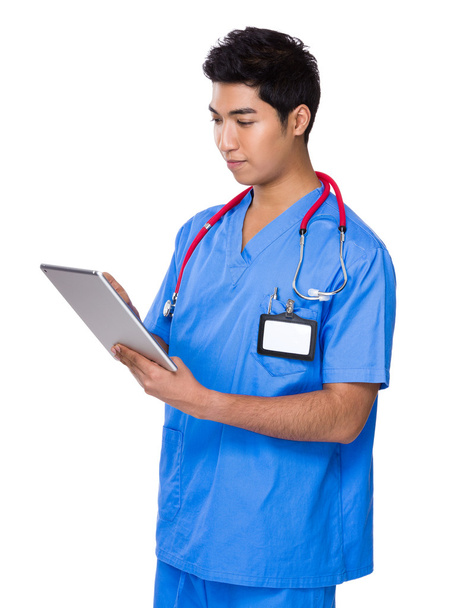 γιατρός που χρησιμοποιεί ψηφιακό δισκίο - Φωτογραφία, εικόνα