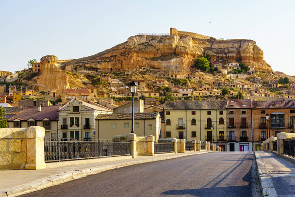 Mountain with old houses carved into the stone under the castle, San Esteban de Gormaz, Soria - Foto, Imagen