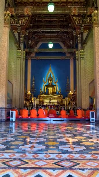 Wat Ratchabophit, egy királyi templom a fővárosban Bangkok, Thaiföld. szerzetesek imádkoznak esténként - Felvétel, videó